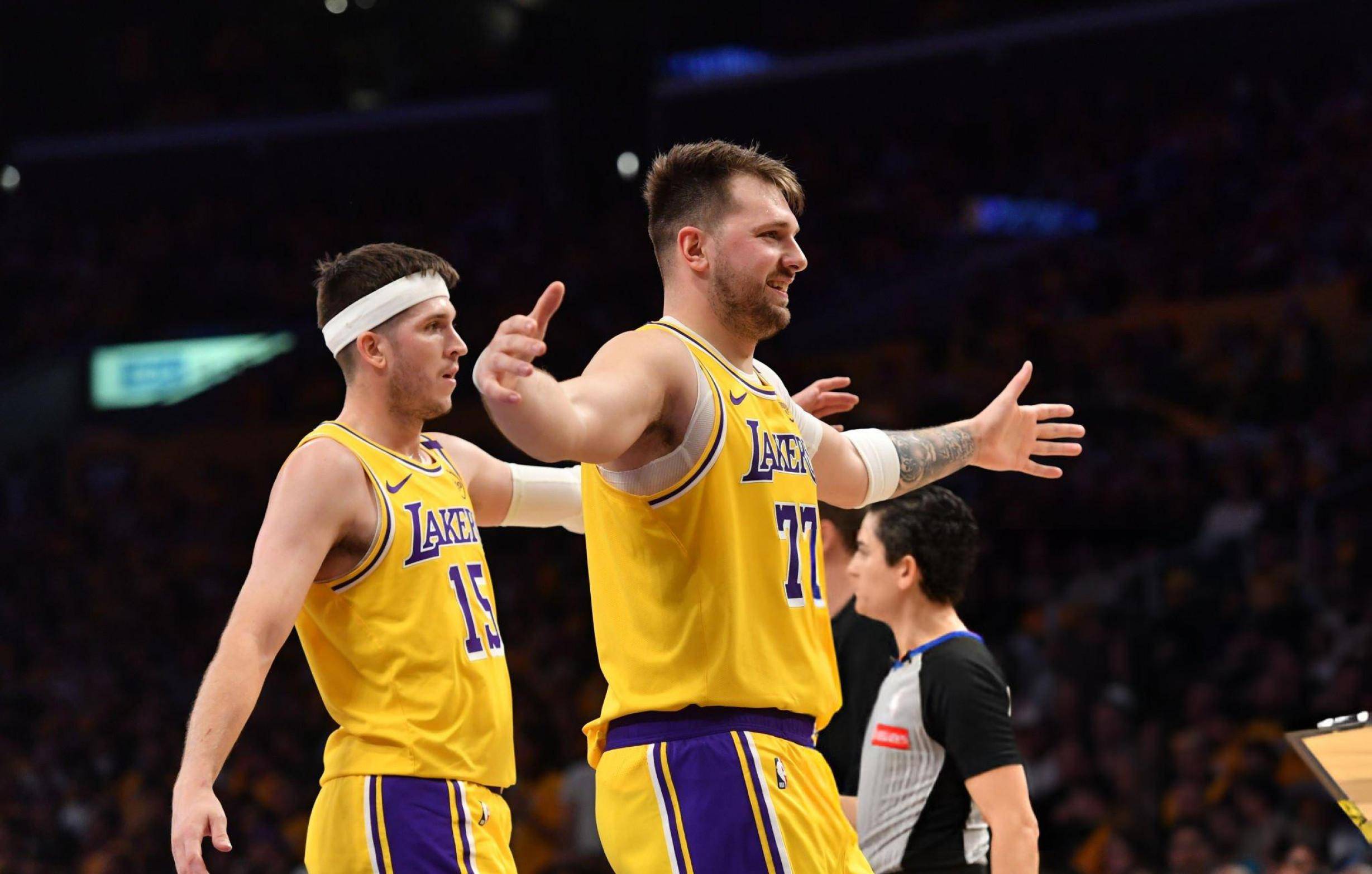 皇家社会训练开放日，集结日防线松动引欢呼，NBA常规赛在即，控场能力受关注的简单介绍